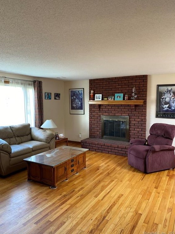 5 Farm River Dr, Northford, CT 06472