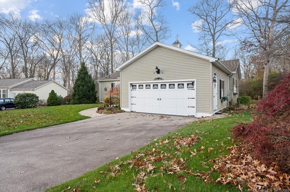 9 Heather Brook Rd, Uncasville, CT 06382
