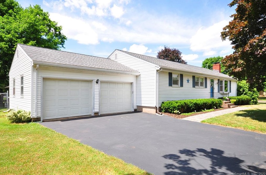 11 Glenwood Dr, Windsor, CT 06095