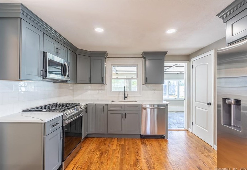 3 Valley Crest Dr, Hartford CT  06110-1654 exterior