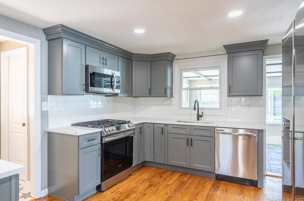 3 Valley Crest Dr, Hartford CT  06110-1654 exterior