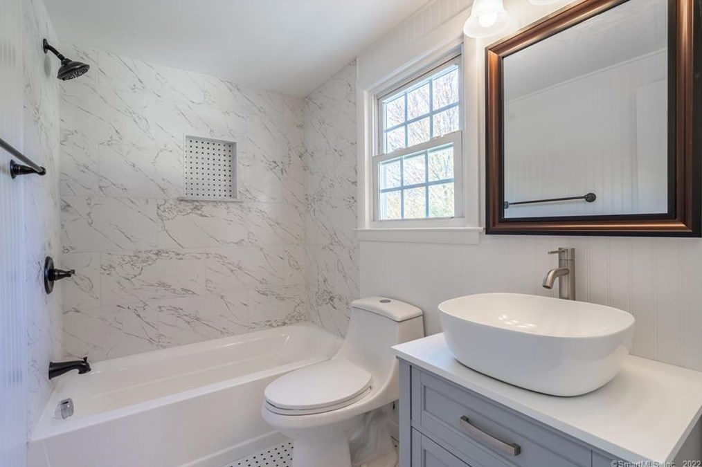 3 Valley Crest Dr, Hartford CT  06110-1654 exterior
