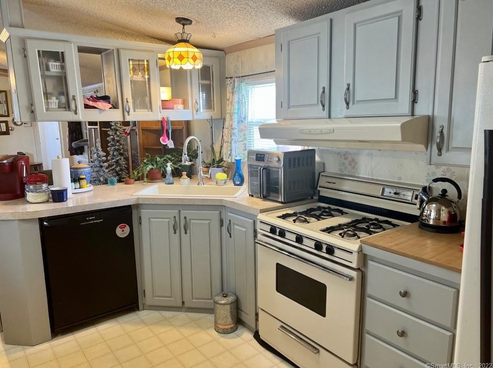44 D St, Groton, CT 06340