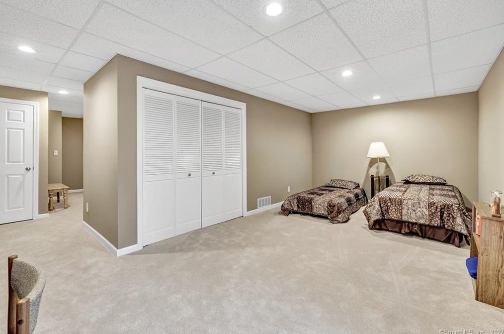 9 Rivendell Dr, Huntington CT  06484-4331 exterior