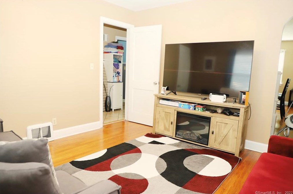 255 Hollister St, Stratford CT  06615-6208 exterior