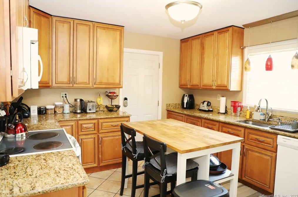 255 Hollister St, Stratford CT  06615-6208 exterior