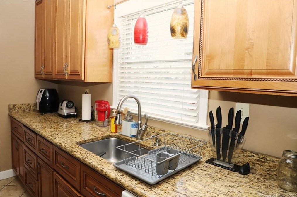 255 Hollister St, Stratford CT  06615-6208 exterior