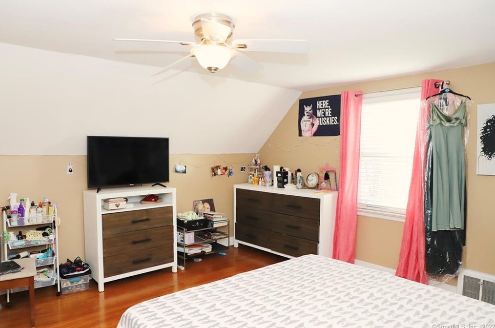 255 Hollister St, Stratford CT  06615-6208 exterior