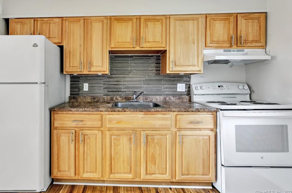 37 Spread Oak Ln, Waterbury, CT 06704