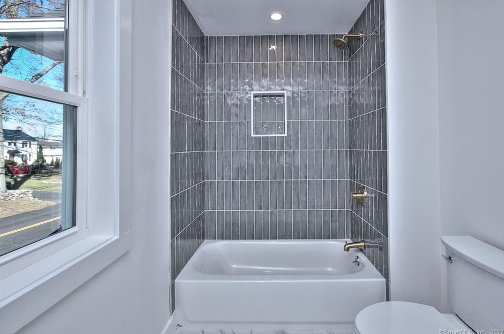 123 Judd St, Fairfield CT  06824-3513 exterior