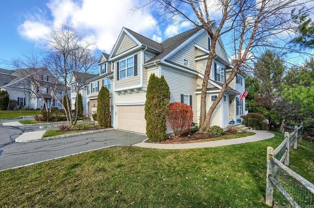28 Crestview Ln Unit 28, Danbury, CT
