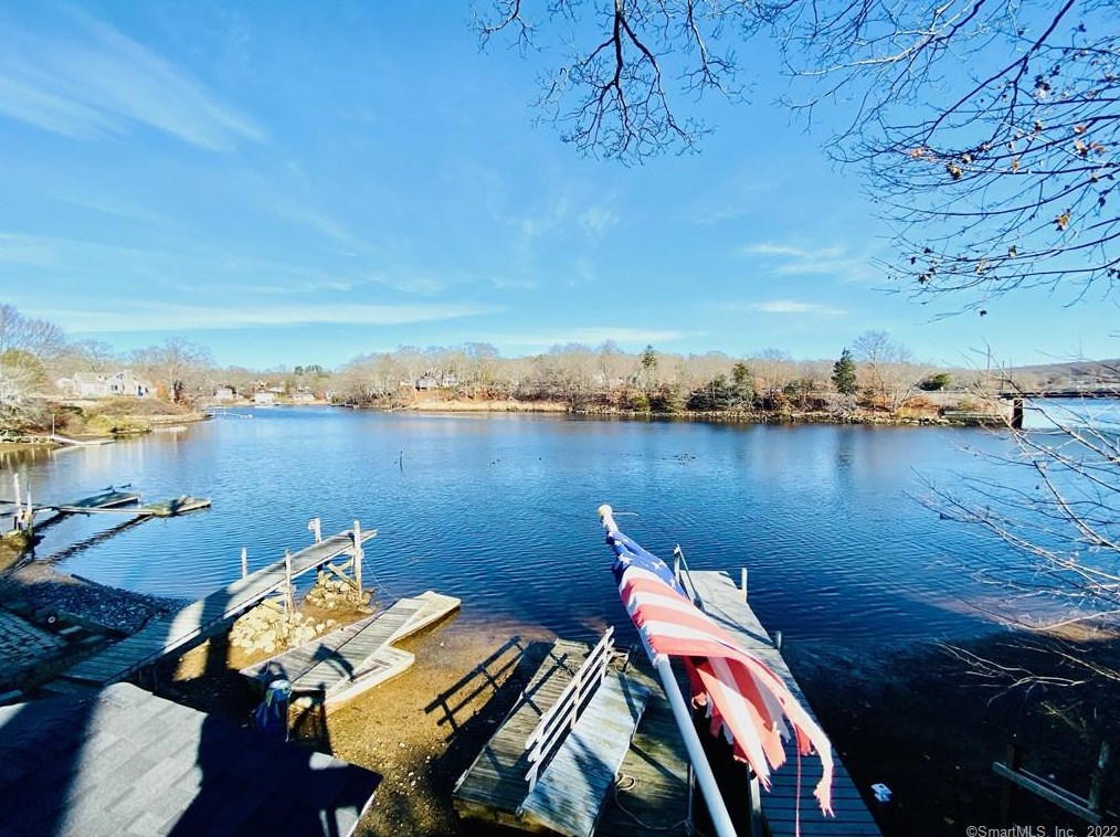 4 Cove View Dr, Quaker Hill, CT 06375