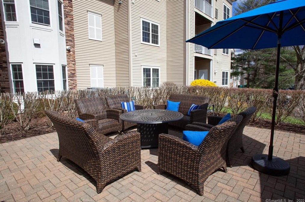 1 West St, Simsbury CT  06070-2403 exterior