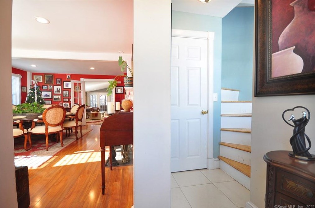 21 Pleasant St, Cromwell CT  06416-2323 exterior