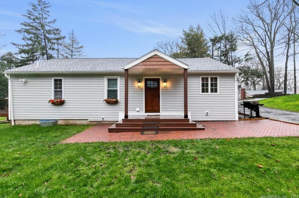 512 Lake Dr, Guilford, CT 06437