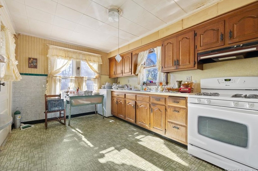 81 N Washington St, Plainville, CT 06062