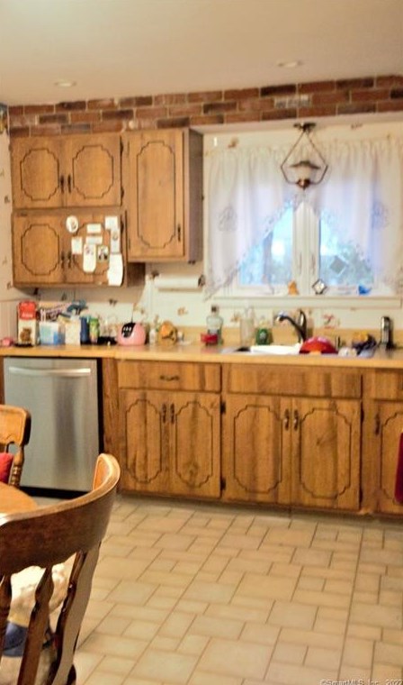240 Wilbar Dr, Stratford, CT 06614-2201