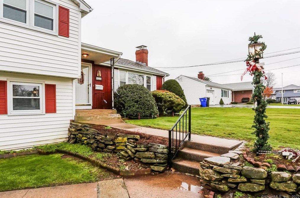 977 Cloverdale Cir, Hartford, CT 06109-4108