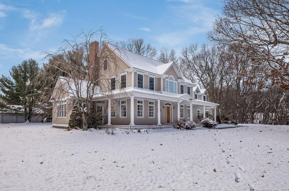 18 Westwood Dr, Waterford, CT 06385