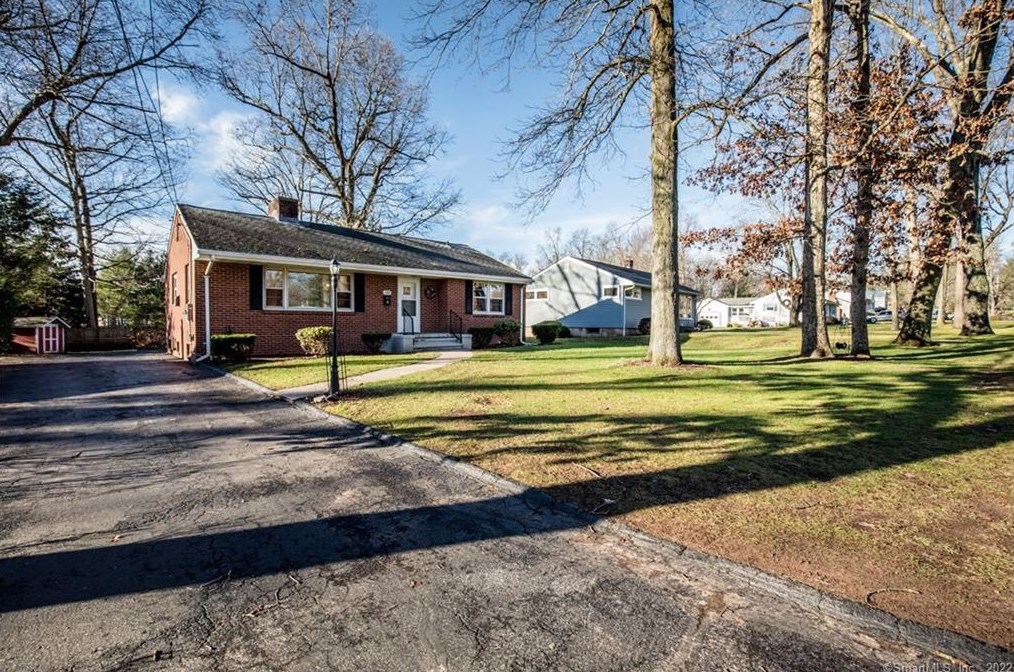 135 Country Club Ln, Wallingford, CT 06492