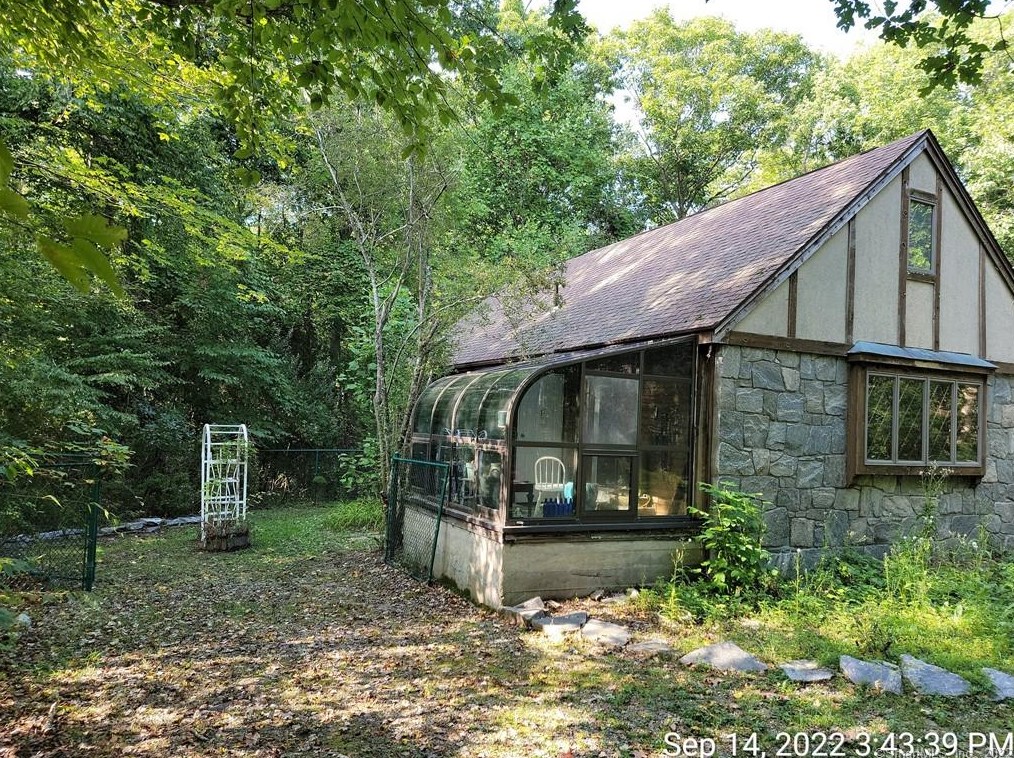 9 King James Dr, East Lyme, CT 06333