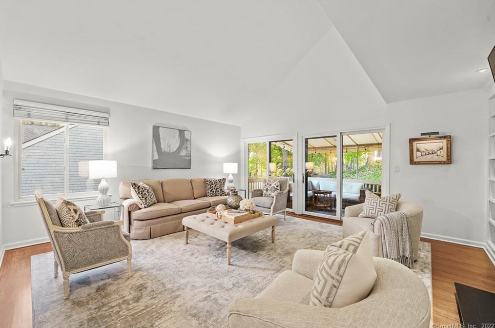 522 W Lyon Farm Dr #522, Greenwich, CT 06831