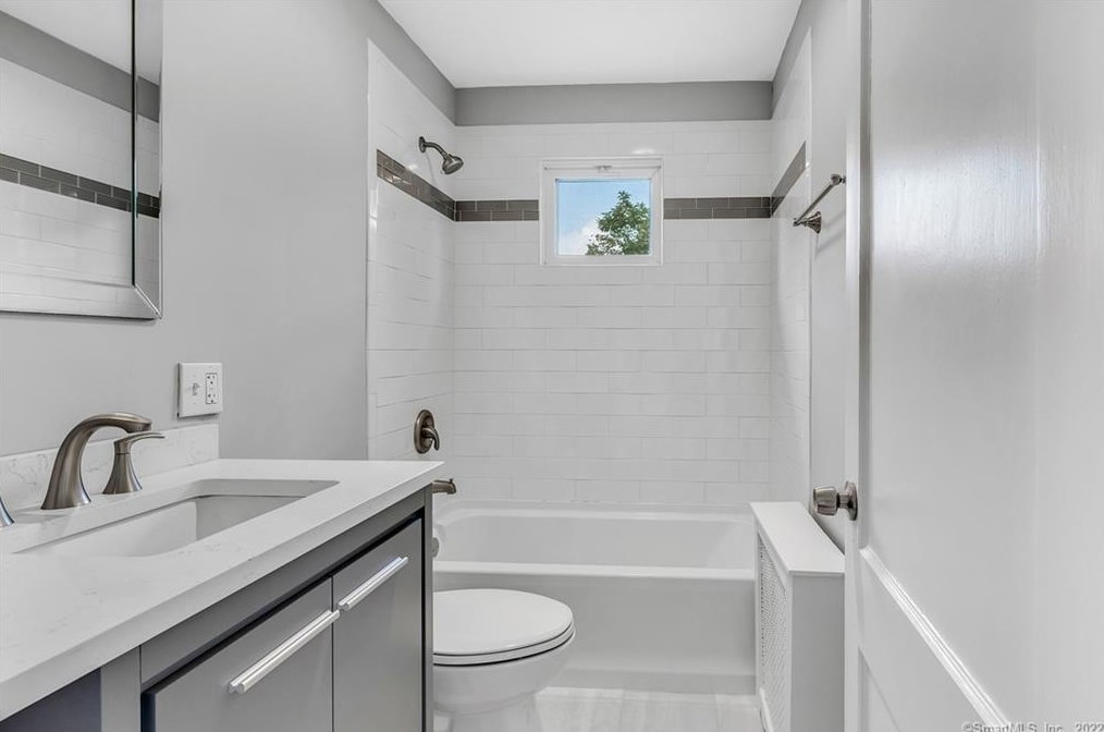 198 Meadow St, Huntington CT  06484-2265 exterior