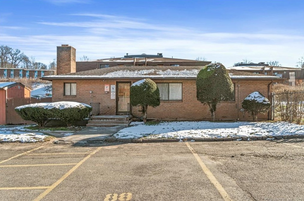 525 Crown St, Meriden CT  06450-6473 exterior