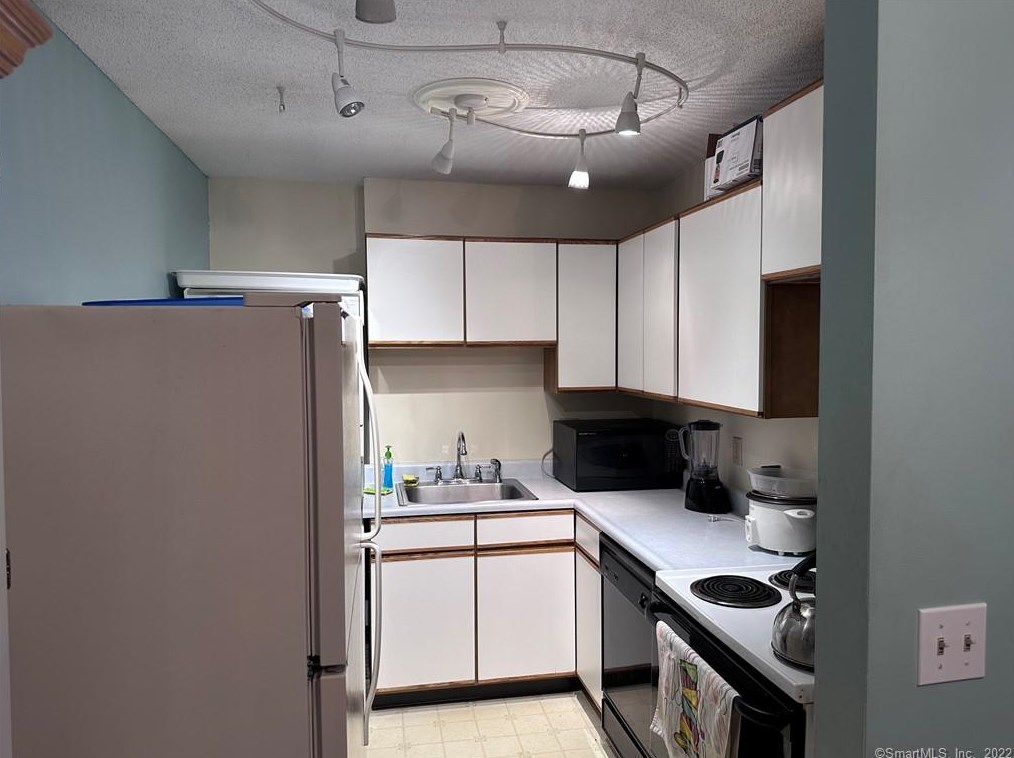 85 Niles Hill Rd #13, United States Coast Guard Ac, CT 06320