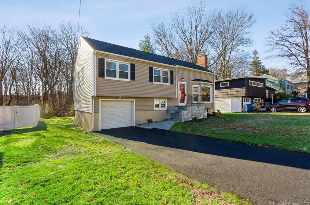 102 Corbin Rd, New Haven, CT 06517 exterior