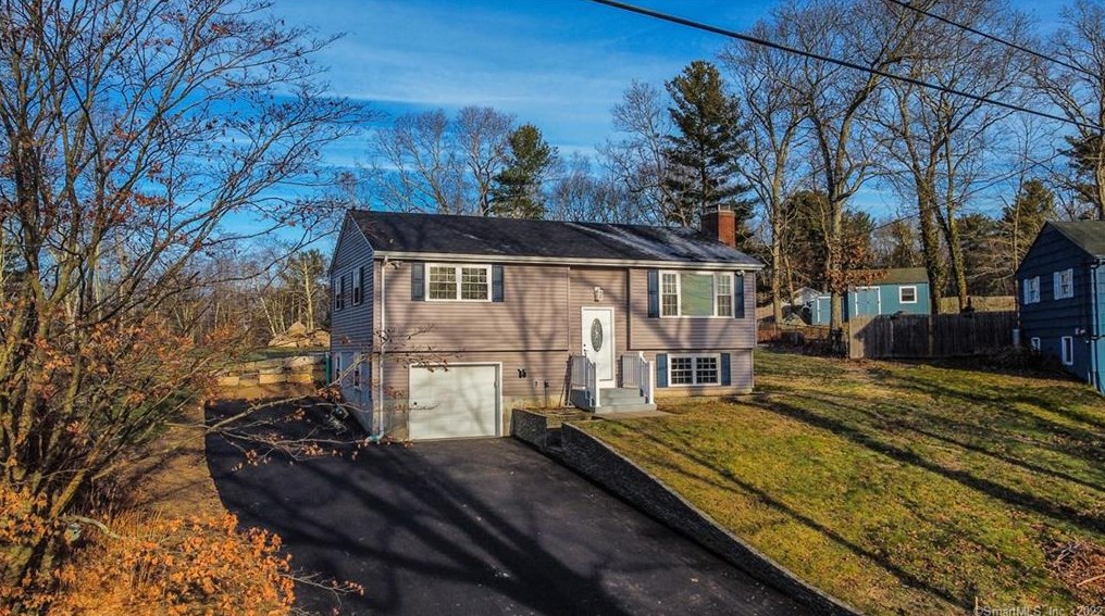 13 Hickory Dr, Gales Ferry, CT 06339