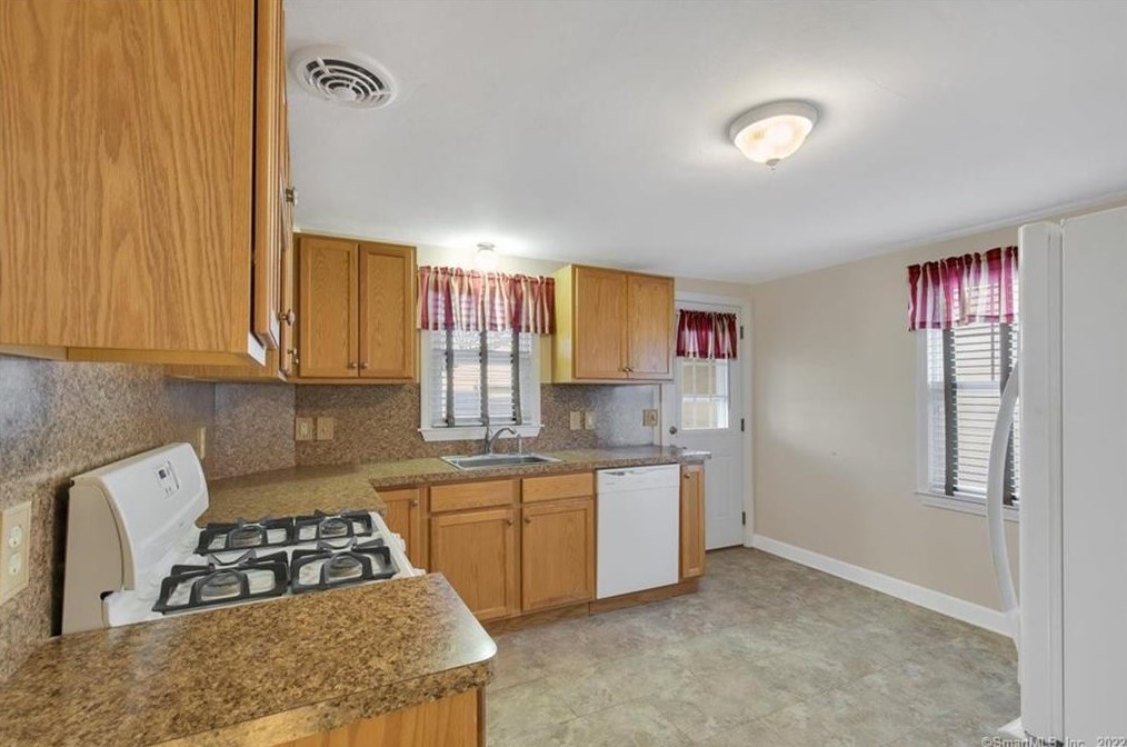96 Trumbull Ave, Plainville, CT 06062