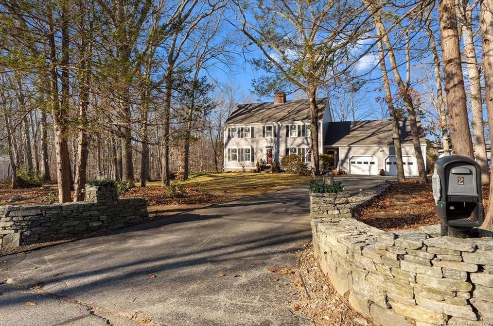 2 Boston Dr, Gales Ferry, CT 06339