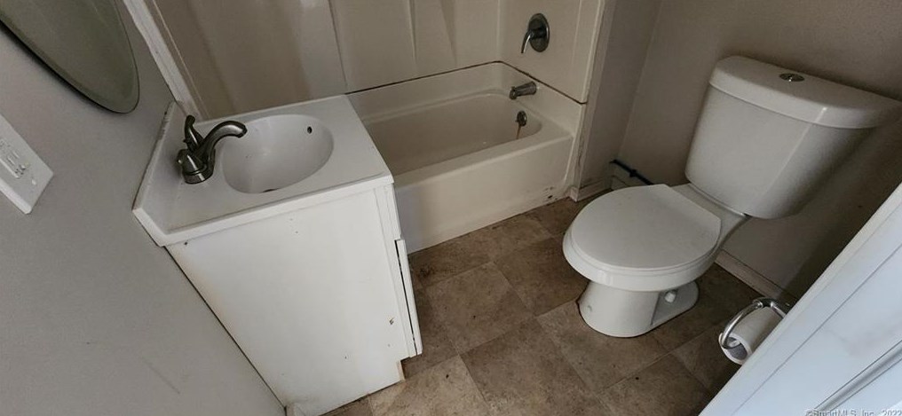 4 Maiden Ln, Vernon CT 06066-3707 exterior