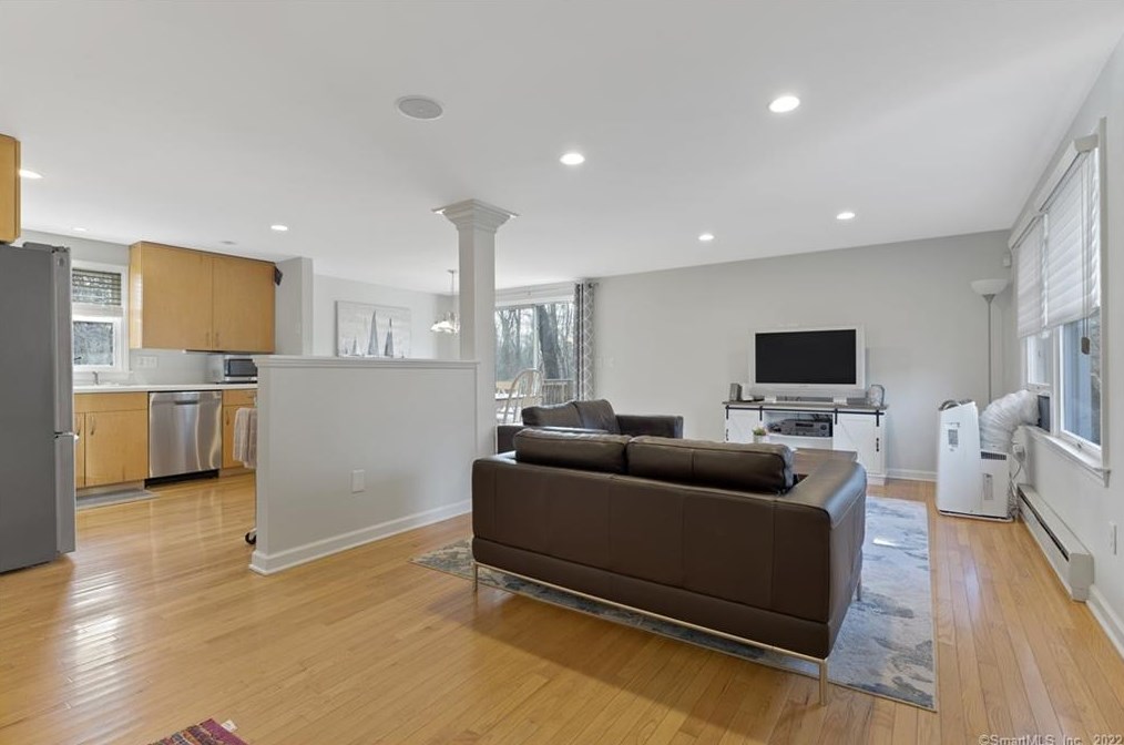1091 Boston Post Rd, Madison CT  06443-3363 exterior