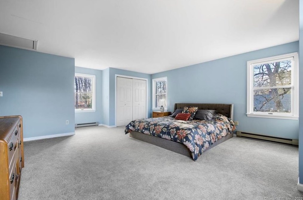 32 Pleasant Valley Rd, Clinton CT  06413-1205 exterior