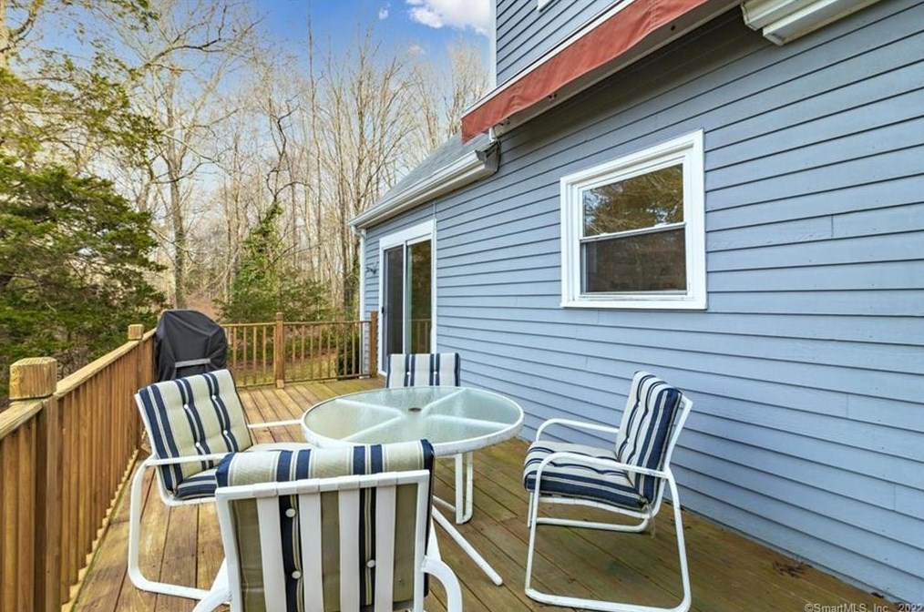 32 Pleasant Valley Rd, Clinton CT  06413-1205 exterior