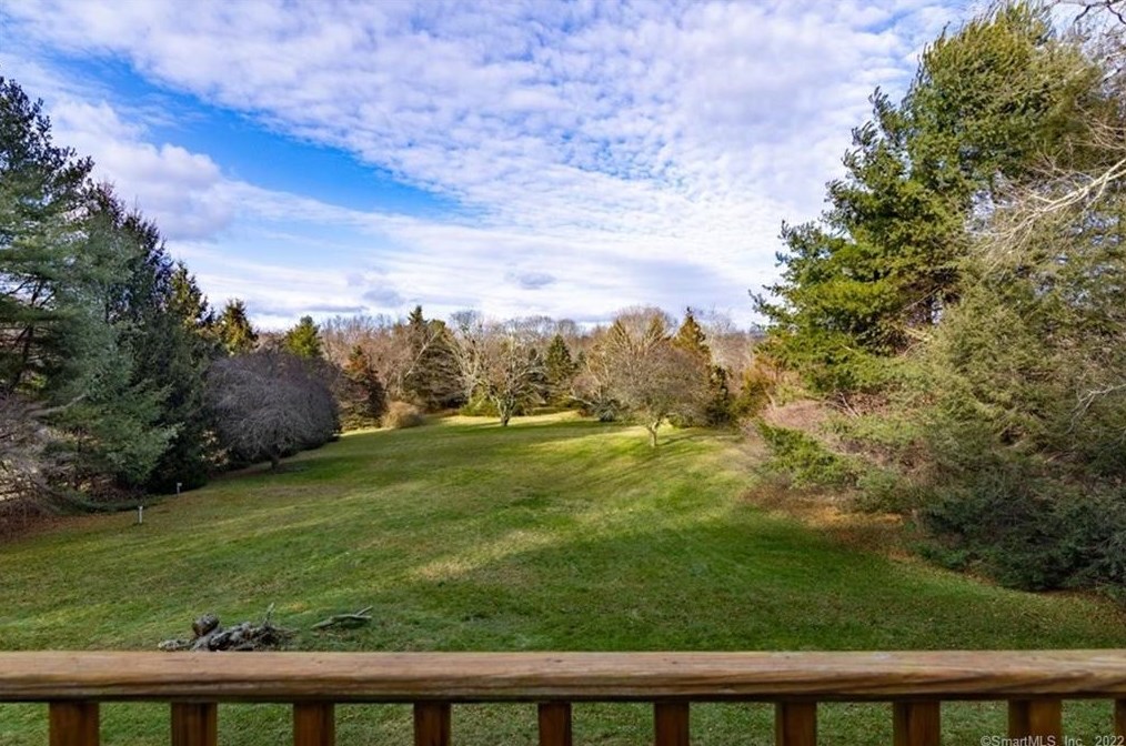 32 Pleasant Valley Rd, Clinton CT  06413-1205 exterior