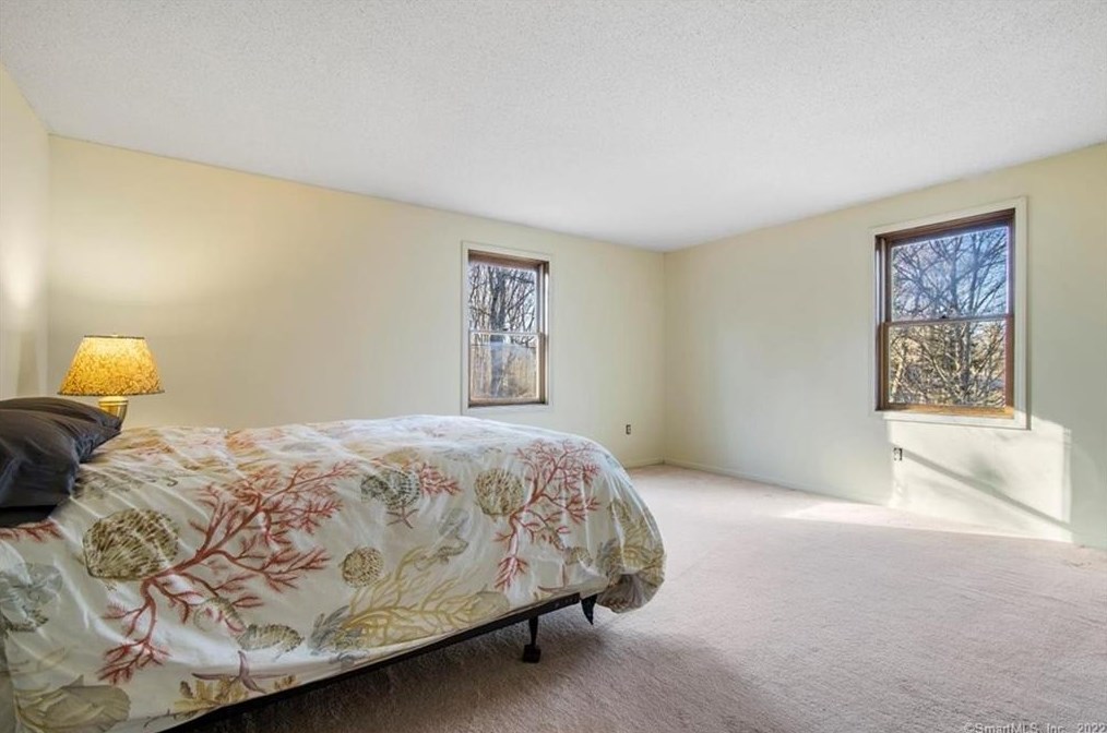 32 Pleasant Valley Rd, Clinton CT  06413-1205 exterior