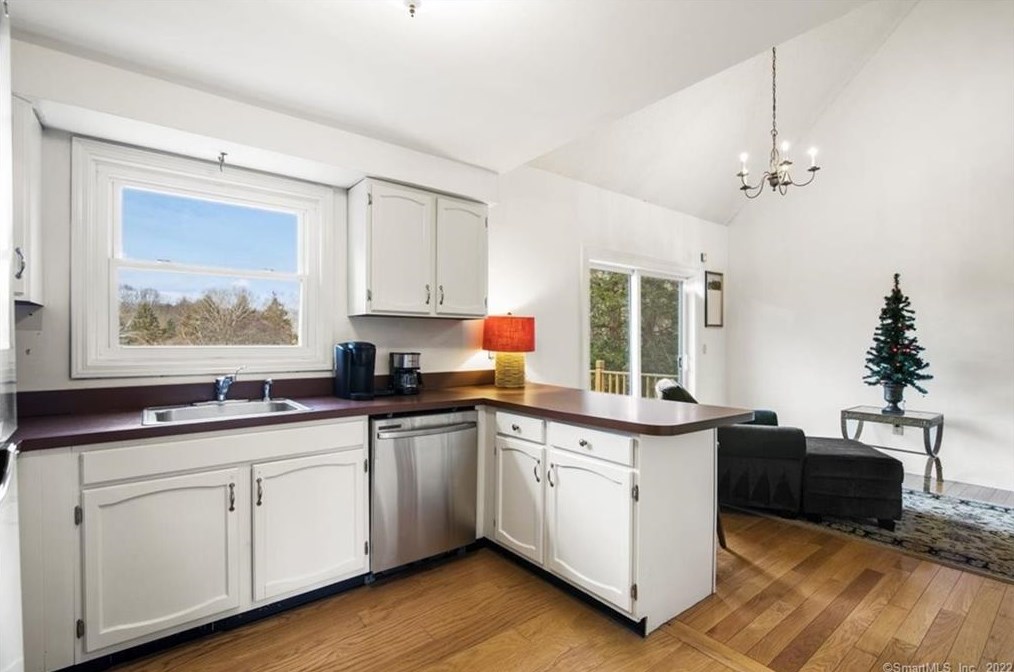 32 Pleasant Valley Rd, Clinton CT  06413-1205 exterior