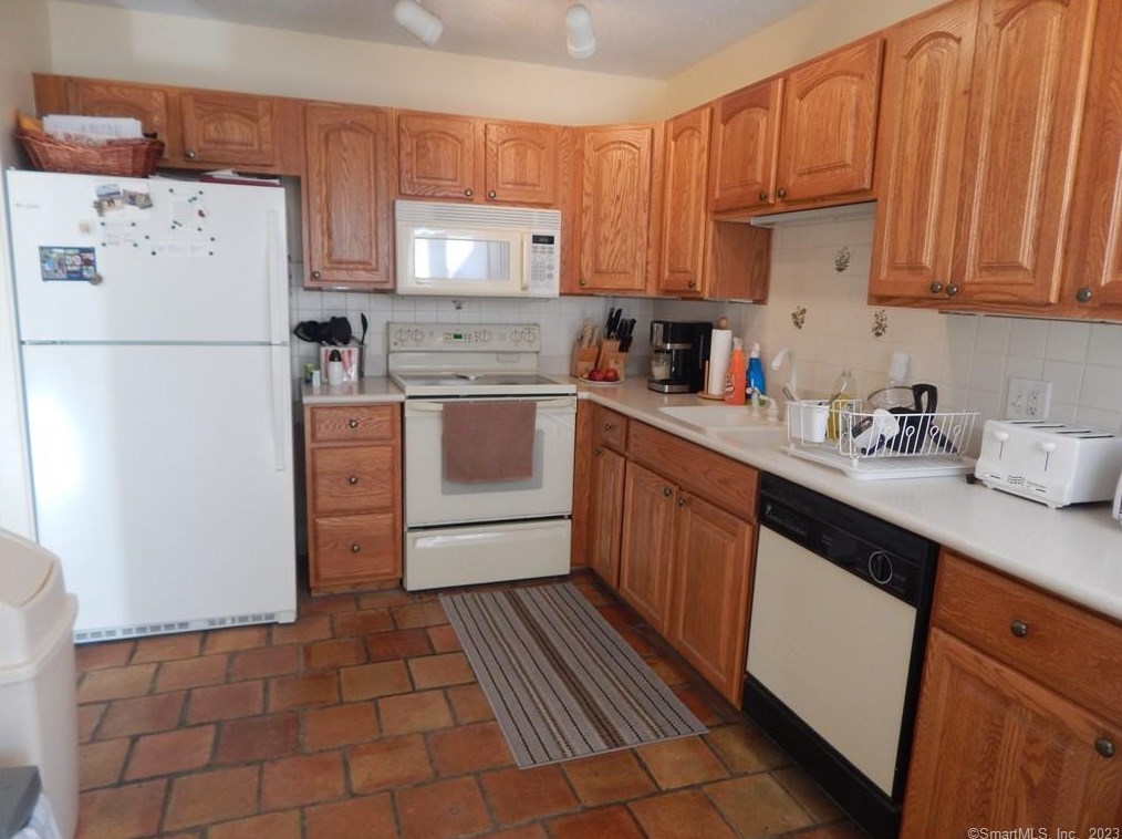 85 Viscount Dr #15a, Milford, CT 06460