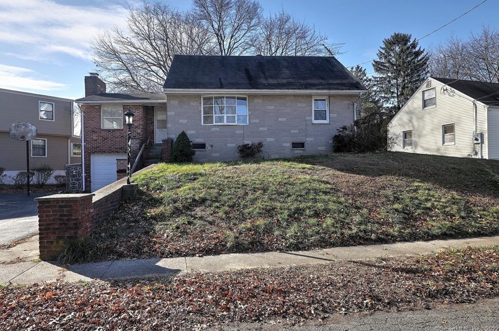 255 Pilgrim Rd, Bridgeport, CT 06606