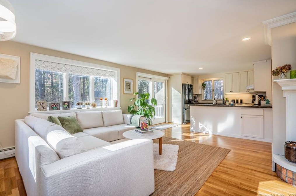 7 Oak Glen Ct, Simsbury CT  06070-2816 exterior