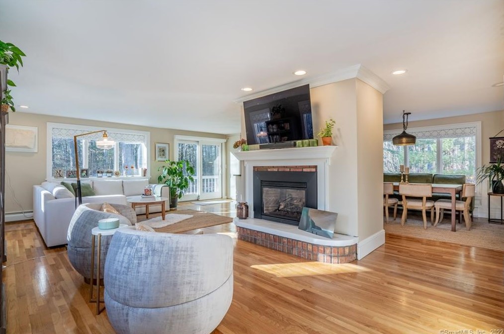 7 Oak Glen Ct, Simsbury, CT 06070