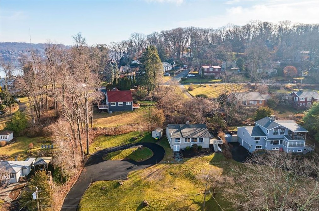 40 Lake Dr N, Danbury, CT 06812