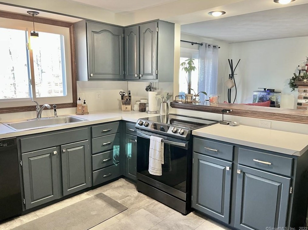 17 Brewster Dr, Gales Ferry, CT 06335