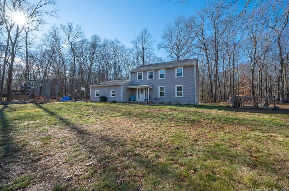 6 Osprey Dr, Gales Ferry, CT 06335