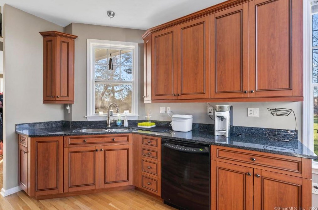 2 Goodwin Cir, Hartford, CT 06105-5201
