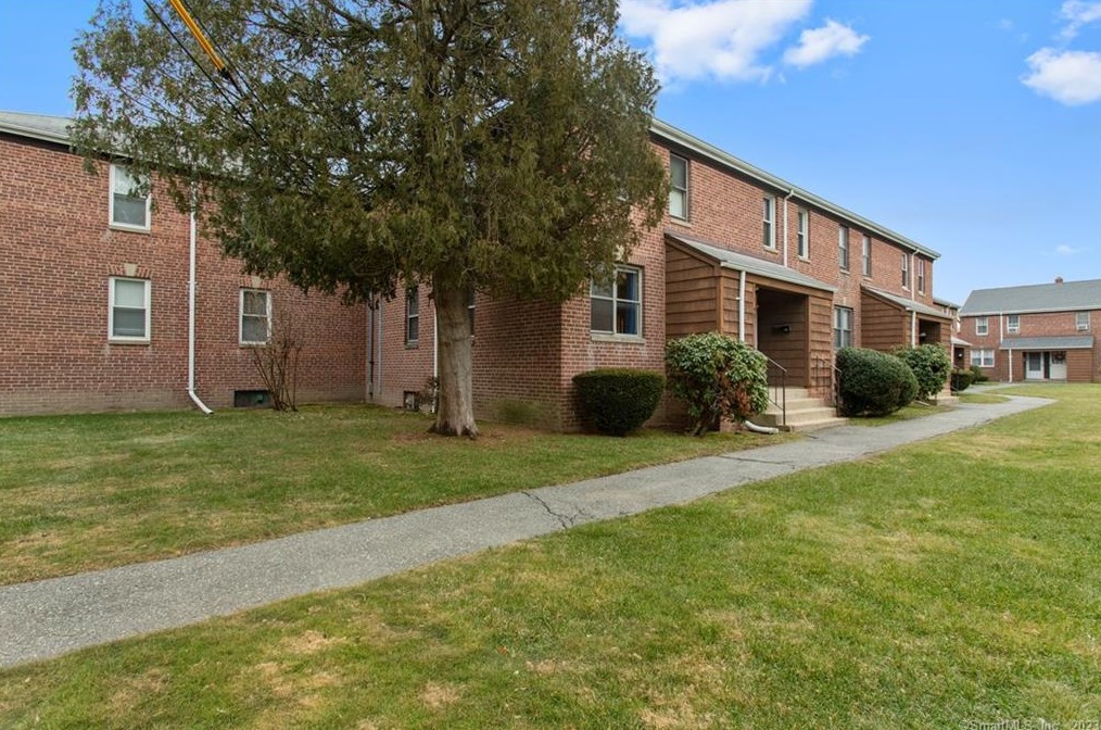 82 Virginia Ave #82, Bridgeport, CT 06610