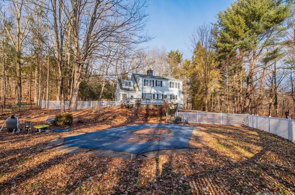 25 Butternut Ln, Watertown CT  06795-1424 exterior